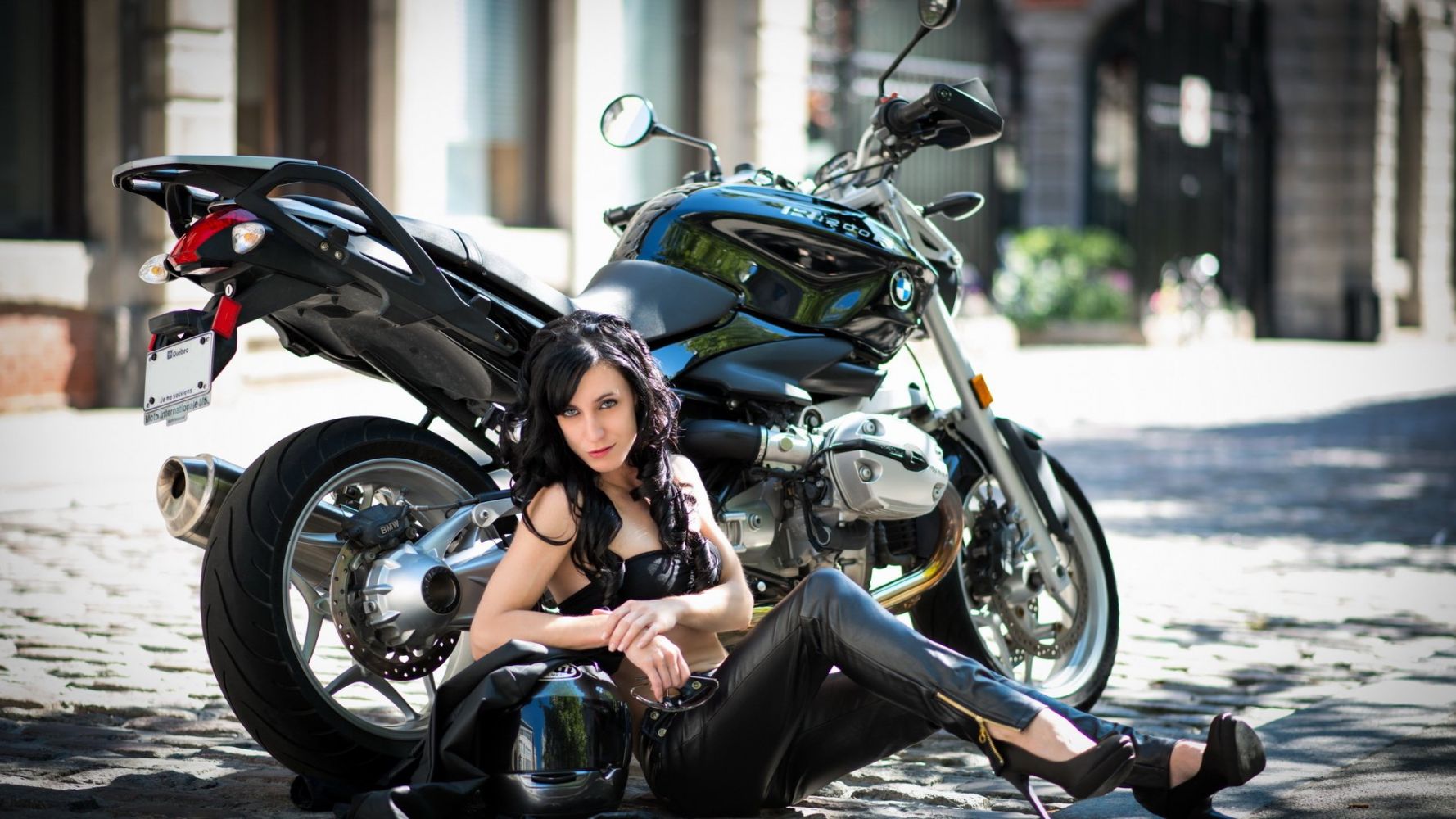 Fresh photos, fresh mood — European women on bikes online in Sydney