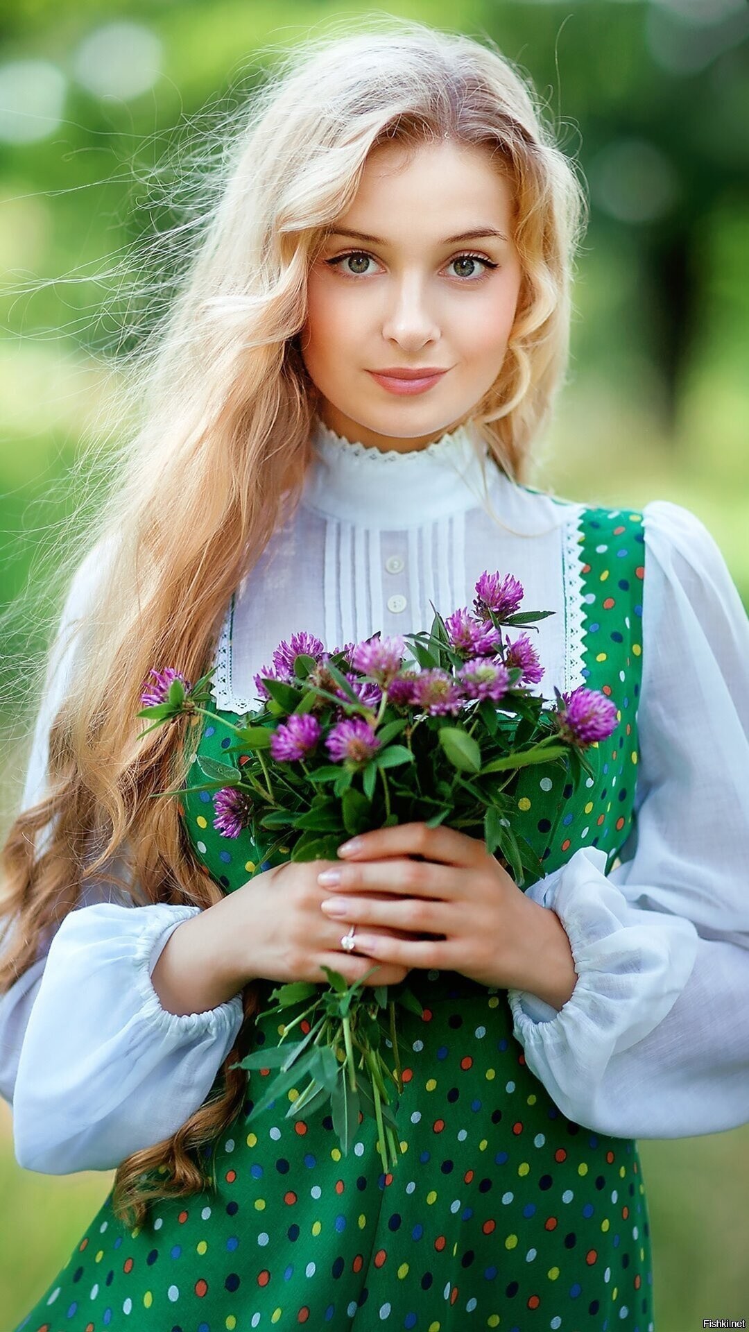 Girls in Slavic costumes in Sydney